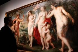 Un hombre observa ‘El juicio de Paris’, de Rubens. Foto: Sara Soteras/ACN