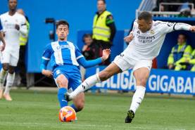 Mbappé en el momento en el que entra de manera durísima a Antonio Blanco. Foto: EFE