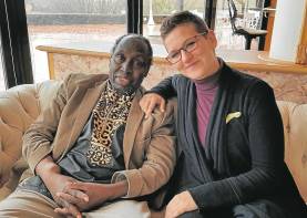 Ngugi wa Thiong’o con su editora Laura Huerga. Foto: Cedida/Raig Verd Editorial
