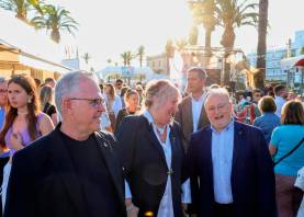 Las autoridades, en el paseo inaugural de Sabor Salou por el paseo Jaume I. Foto: Àngel Ullate