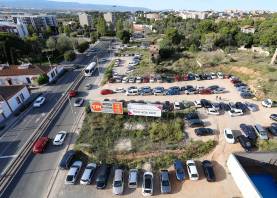 Imagen de los terrenos en los que quieren alzarse los nuevos pisos. foto: Pere Ferré/dt