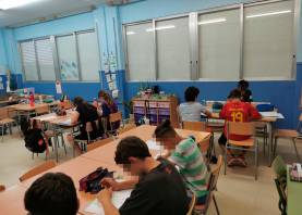 Después de cerrar ventanas y bajar persianas, los alumnos siguen con la clase. Foto: Àngel Juanpere