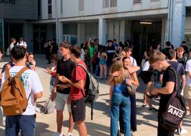 Alumnos a la salida de las pruebas esta mañana en el campus Catalnya de la URV. Foto: Pere Ferré