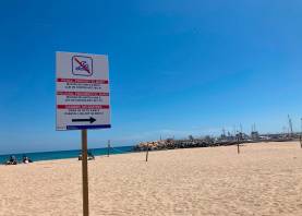 Hay zonas donde se señaliza la prohibición de baño. FOTO. JMB