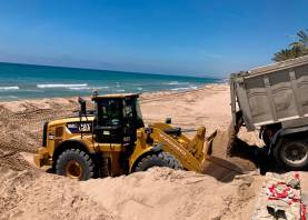 Los camiones llevan arena a la playa de Calafell. FOTO: JMB