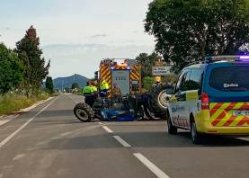 El tractor, volcado tras la colisión. Foto: DT