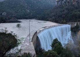 El pantà ha estat durant setmanes sobreeixint per les pluges d’aquesta primavera. Foto: Cedida