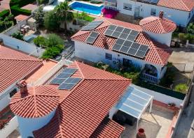 Placas fotovoltaicas en viviendas de Mont-roig. Foto: DT