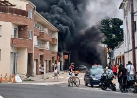 El incendio ha provocado una gran humareda. Foto: DT