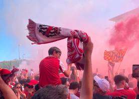 La afición ha recibido a los jugadores con cánticos, fiesta y bengalas. Foto: Vicente Izquierdo