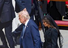 Donald Trump y Melania Trump durante el funeral del Papa. Foto: EFE