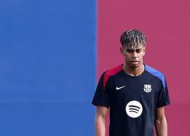 El delantero del FC Barcelona Lamine Yamal durante el entrenamiento realizado este domingo en La Ciudad Deportiva Joan Gamper de Sant Joan Despí, donde el equipo prepara el partido de Liga que disputa mañana lunes ante el Rayo Vallecano. Foto: EFE
