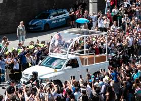 La gente se reúne a lo largo de la carretera mientras el féretro del Papa Francisco es transportado desde la Basílica de San Pedro hasta la Basílica de Santa María la Mayor, después de la ceremonia fúnebre en la Plaza de San Pedro, en Roma. Foto: EFE