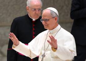 El Papa León XIV llega a una audiencia con miembros de los medios de comunicación en el Aula Pablo VI de la Ciudad del Vaticano, este lunes Foto: EFE