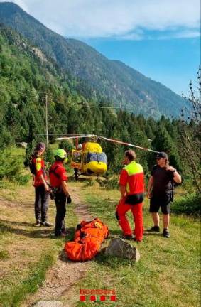 Els Bombers, durant un dels tres rescats d’aquest diumenge. Foto: Bombers de la Generalitat