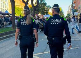 Dos agentes patrullando por la Rambla Nova de Tarragona. Foto: Guardia Urbana