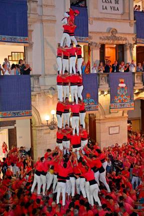 4d9 amb folre de la Joves. Foto: Alfredo González