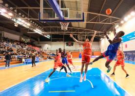 Okeke lanza a canasta en el triunfo del Ibersol CBT en el Serrallo ante el Benicarló. foto: àngel ullate