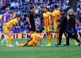 Aleix García (14) tendido en el suelo tras lesionarse ante el Valladolid. Foto: EFE