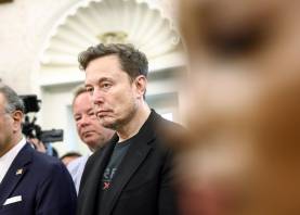 El empresario Elon Musk escucha la reunión del presidente estadounidense Donald Trump con el presidente sudafricano Cyril Ramaphosa en el Despacho Oval de la Casa Blanca en Washington, D.C., EE. UU., el 21 de mayo de 2025. FOTO: EFE
