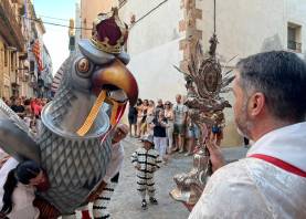 L’Àliga de Valls ballant davant la relíquia de Sant Joan en una Festa Major. FOTO: Alfredo González