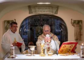 Imagen del papa durante la celebración de la misa en la fruta de la basílica de San Pedro. Foto: Vatican Media