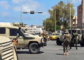 Las fuerzas de seguridad libias custodian un control tras los enfrentamientos nocturnos en Trípoli, Libia. Foto: EFE
