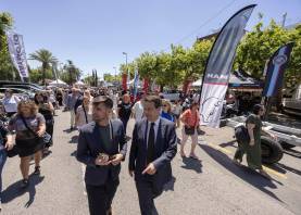 Rodríguez y Klein, recorriendo los expositores de la Fira de Cambrils tras la inauguración. Foto: Àngel Ullate