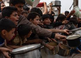 Palestinos desplazados internamente se empujan en la fila para recibir una ración de comida de una cocina benéfica, en Jabalia, en el norte de la Franja de Gaza, esta semana. Foto: EFE