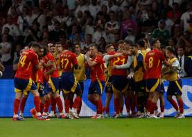 Los jugadores de la selección española celebran el segundo gol para el combinado, obra de Mikel Oyarzabal, durante el encuentro correspondiente a la final de la Eurocopa que disputan hoy Domingo España e Inglaterra en el Estadio Olímpico de Berlín. EFE /J.J. Guillén