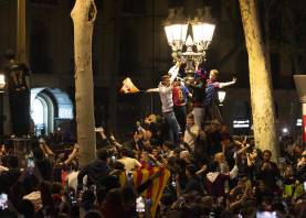 Aficionados del FC Barcelona celebran la victoria de su equipo en la final de la Copa del Rey tras derrotar al Real Madrid. Foto: EFE