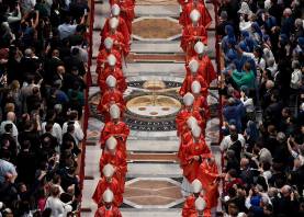 Los cardenales se encaminaron hacia la Sixtina a las 16.30 horas. Foto: EFE
