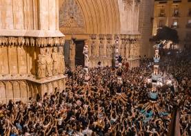 Las collas levantaron sus pilars al paso de la reliquia en medio de una plaza abarrotada de gente. foto: Àngel Ullate