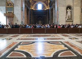 Miembros del público hacen fila para rendir homenaje al papa Francisco mientras yace en capilla ardiente dentro de la Basílica de San Pedro, en la Ciudad del Vaticano