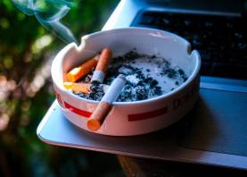 Cigarros y un cenicero. Foto: Pixabay