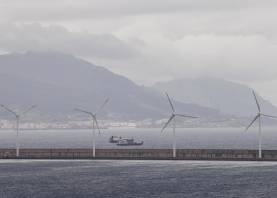 Vista general de la instalación de molinos eólicos en el Puerto de Bilbao. Foto: Miguel Toñaie/EFE