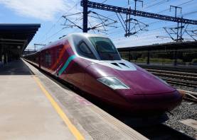 Un tren Avlo en la estación de Camp de Tarragona, en una imagen de archivo. FOTO: PERE FERRÉ / DT