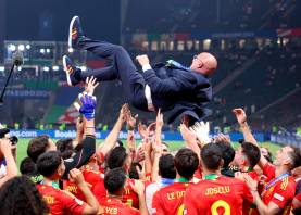Luis de la Fuente es manteado por sus jugadores tras conquistar la Eurocopa. Foto: EFE