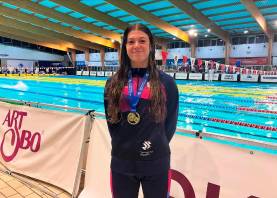 Ona Rosell, con su medalla de oro en Sabadell. FOTO: CN Tarraco