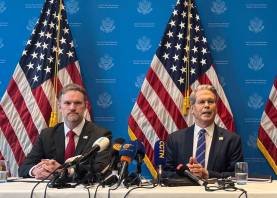 El secretario del Tesoro de Estados Unidos, Scott Bessent (d), y el representante de Comercio, Jamieson Greer, anuncian la reducción de aranceles a China en Ginebra. Foto: EFE