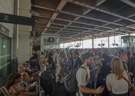 Un extenso corte de electricidad ha dejado sin luz a la zona oeste del departamento francés de Alpes Marítimos (sureste del país), incluida la localidad de Cannes, donde hoy tiene que celebrarse la clausura de su prestigioso festival de cine con la entrega de la Palma de Oro. En la imagen, la estación de tren donde hay retrasos pero de momento ningún tren cancelado. Foto: EFE