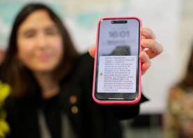 La consellera, Núria Parlon, sosteniendo su teléfono móvil con la alerta. Foto: Alba Mariné