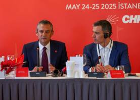 Özgür Özel y Pedro Sánchez, este viernes en Estambul. Foto: EFE