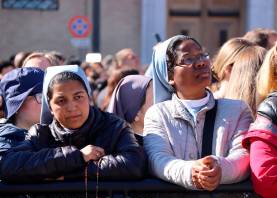 Asistentes al funeral del papa Francisco en el Vaticano. Foto: ACN