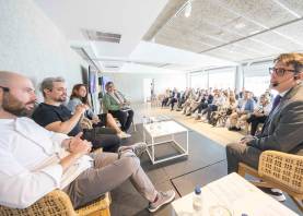 Los chefs Arnau Bosch (Can Bosch) y Sergi Palacín (HIU); Clàudia Masdeu, secretaria de la Confraria de Cambrils; y Marta Nel·lo, directora de la Càtedra d’Innovació i Recerca Turística Salou-Costa Daurada de la URV, con el periodista Marc C. Griso, en una de las mesas redondas. FOTO: Àngel Ullate