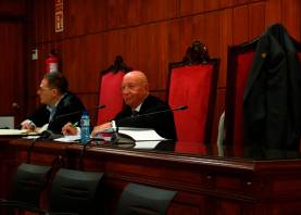 El abogado y el hombre acusado de un delito de asesinato con alevosía en grado de tentativa en Tarragona al inicio del juicio celebrado en la Audiencia de Tarragona. Foto: ACN