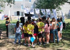 Un grup d’alumnes escolta la presentació d’un dels projectes a la Fira FAIG de les Terres de l’Ebre al Campus de la URV. Foto: ACN