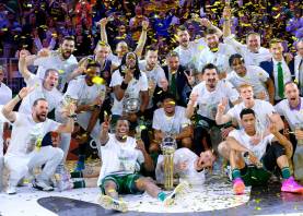 Los jugadores de Unicaja posan con la Copa del Rey tras ganar la final. Foto: EFE/Ángel Medina G.