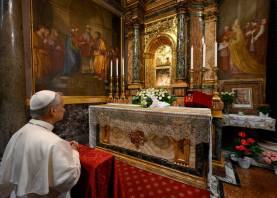 El papa León XIV visitó este sábado el santuario agustino de la Virgen del Buen Consejo en Genazzano. Foto: EFE