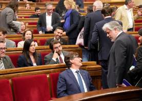 El presidente de la Generalitat, Salvador Illa, (i) habla con el presidente del grupo parlamentario de Junts, Albert Batet. Foto: EFE